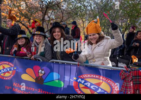 NEW YORK, NY - NOVEMBRE 25: Spettatori che guardano la 95esima Parata annuale del giorno del Ringraziamento di Macy il 25 Novembre 2021 a New York City. Foto Stock