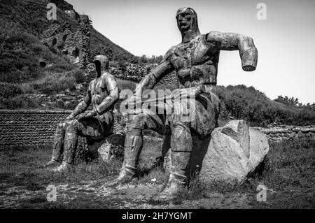 Monumento ai difensori della Fortezza nella città di Gori. Shida Kartli, Georgia. Bianco e nero. Foto Stock