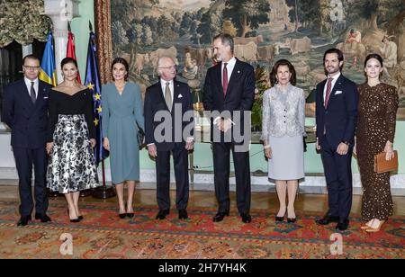 Re Felipe VI di Spagna, re Carl XVI Gustaf di Svezia, regina Letizia di Spagna, regina Silvia di Svezia, principessa della Corona Vittoria di Svezia, principe Daniele di Svezia, principe Carl Filippo di Svezia, principe Sofia che partecipano ad un'accoglienza presso la residenza dell'ambasciatore di Spagna a Stoccolma, Svezia 25 novembre 2021. I reali spagnoli hanno trascorso due giorni in Svezia. Foto di Robert Eklund/Stella Pictures/ABACAPRESS.COM Foto Stock