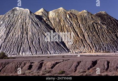 DISCARICHE MINERARIE DI CARBONE. LEIGH CREEK, AUSTRALIA MERIDIONALE. LA MINIERA CESSÒ DI FUNZIONARE NEL 2015. Foto Stock