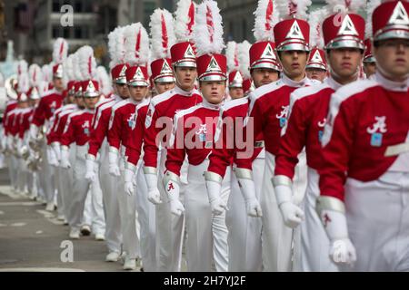 New York, Stati Uniti. 25 Nov 2021. marzo degli artisti durante la sfilata Macy's Thanksgiving Day a New York, Stati Uniti, 25 novembre 2021. Centinaia di migliaia di newyorkesi si sono schierati per 2.5 miglia di strade il Giovedi mattina per godere del piacere e del divertimento portato dalla parata annuale del Ringraziamento. La sfilata di Macy's Thanksgiving Day quest'anno ha fatto un pieno ritorno dopo una più breve e per lo più virtuale uno scorso anno alle vette della pandemia COVID-19. Credit: Michael Nagle/Xinhua/Alamy Live News Foto Stock