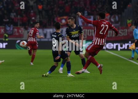 Atene, Attiki, Grecia. 25 Nov 2021. Kenny Lala (no 27) di Olympiacos sta passando la palla tra i giocatori di Fenerbahne. (Credit Image: © Dimitrios Karvountzis/Pacific Press via ZUMA Press Wire) Foto Stock