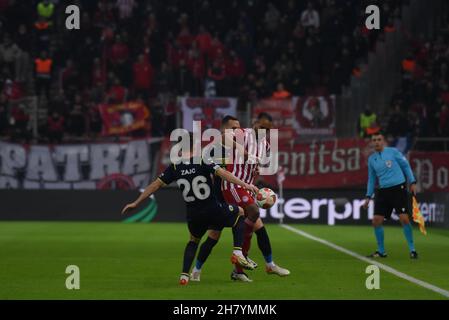 Atene, Attiki, Grecia. 25 Nov 2021. Youssef El-Arabi (no 11) di Olympiacos cerca di evitare la pressione da parte dei giocatori di Fenerbahe. (Credit Image: © Dimitrios Karvountzis/Pacific Press via ZUMA Press Wire) Foto Stock