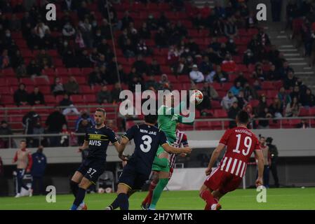 Atene, Attiki, Grecia. 25 Nov 2021. Berke Ã-zer, portiere di Fenerbahne, sta catturando la palla durante la partita. (Credit Image: © Dimitrios Karvountzis/Pacific Press via ZUMA Press Wire) Foto Stock