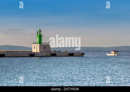 Faro di Spalato e barca nel porto della costa del mare Adriatico, Spalato, Croazia. Foto Stock