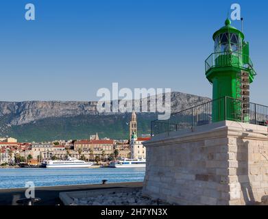 Faro di Spalato sullo sfondo della città di Spalato, costa del mare Adriatico, Spalato, Croazia. Foto Stock