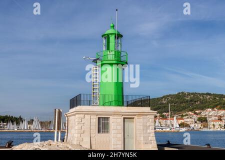 Faro verde di Spalato nel porto della costa del mare Adriatico, Spalato, Croazia. Foto Stock