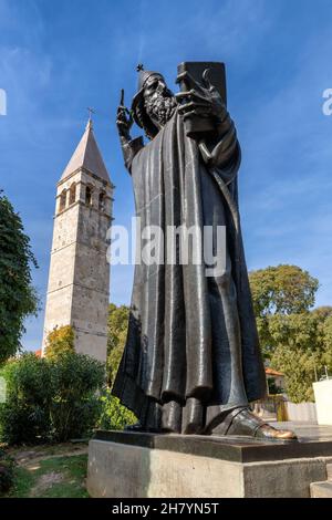 Statua dello storico vescovo croato Gregorio di Nin. Punto di riferimento a Spalato, Croazia. Foto Stock