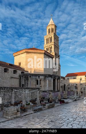 Palazzo di Diocleziano e campanile dalla vecchia strada di pietra nella città vecchia di Spalato, Croazia. Sito patrimonio dell'umanità dell'UNESCO. Foto Stock