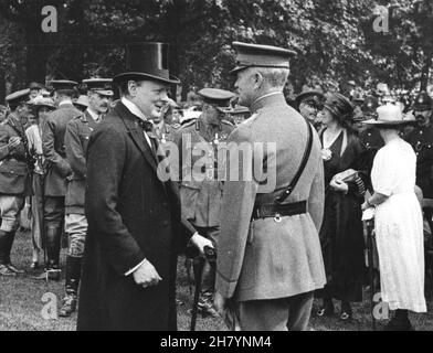 LONDRA, INGHILTERRA, Regno Unito - 18 luglio 1919 - Winston Churchill, il primo Signore dell'Ammiragliato e il generale dell'esercito degli Stati Uniti John J Pershing a Londra, Inghilterra, Regno Unito - P. Foto Stock