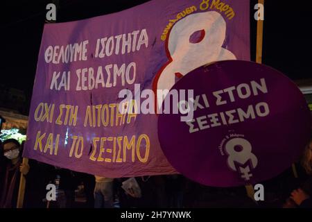 Atene, Grecia. 25 Nov 2021. I manifestanti hanno striscioni e cartelli e marciano gridando slogan contro la violenza di genere. Migliaia di persone sono scese in piazza in occasione della Giornata Internazionale per l'eliminazione della violenza contro le donne. (Credit Image: © Nikolas Georgiou/ZUMA Press Wire) Foto Stock