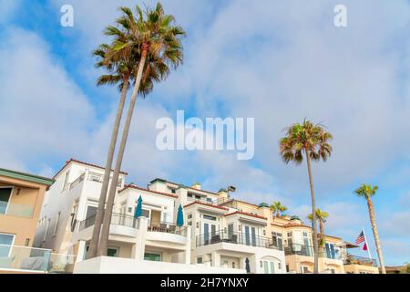 Vista ad angolo basso degli edifici in stile mediterraneo a la Jolla, California Foto Stock