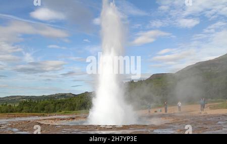 Geysir, Islanda - 28 luglio 2021: Geyser Strokkur in islanda errupting con acqua calda e vapore, ogni anno molti turisti visitano il geyser situato in Th Foto Stock