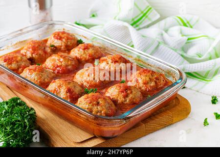 Polpette di pollo in paprika e salsa di pomodoro. Polpette di tacchino. Foto Stock