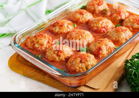 Polpette di pollo in paprika e salsa di pomodoro. Polpette di tacchino. Foto Stock