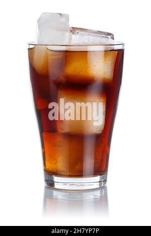 Cola bevanda analcolica limonata in un bicchiere isolato su sfondo bianco Foto Stock