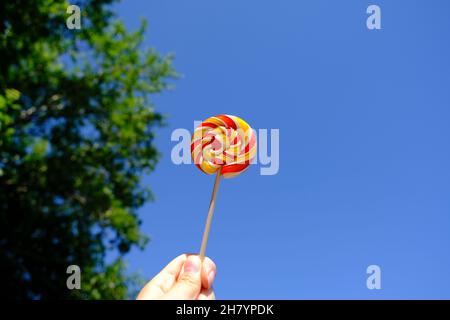 Pop arcobaleno colorato e sfondo naturale. Foto di alta qualità Foto Stock