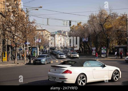 Jerewan, Armenia. 14 novembre 2021. Numerosi veicoli viaggiano su un viale del centro. Credit: Christian Charisius/dpa/Alamy Live News Foto Stock