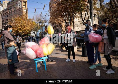 Jerewan, Armenia. 14 novembre 2021. Un venditore vende caramelle di cotone a passersby centro. Credit: Christian Charisius/dpa/Alamy Live News Foto Stock