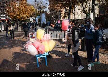 Jerewan, Armenia. 14 novembre 2021. Un venditore vende caramelle di cotone a passersby centro. Credit: Christian Charisius/dpa/Alamy Live News Foto Stock