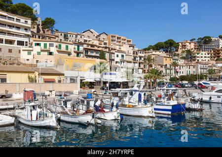 Port de Soller città sul porto turistico di Maiorca con barche viaggio vacanze città vacanza in Spagna Foto Stock