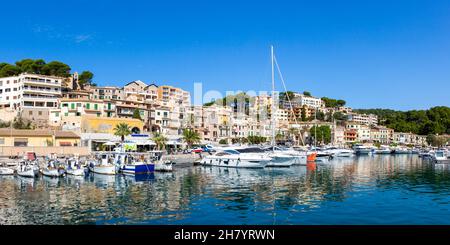 Port de Soller città sul porto turistico di Maiorca con barche viaggio vacanze vacanza panorama città in Spagna Foto Stock