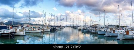 Port de Pollenca porto turistico con barche a vela barche a vela a vela su Maiorca viaggio vacanze vacanza panorama in barca Spagna Foto Stock