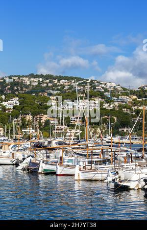 Porto turistico di Port d’Andratx con barche a Maiorca viaggio vacanze vacanza ritratto formato in Spagna turismo Foto Stock