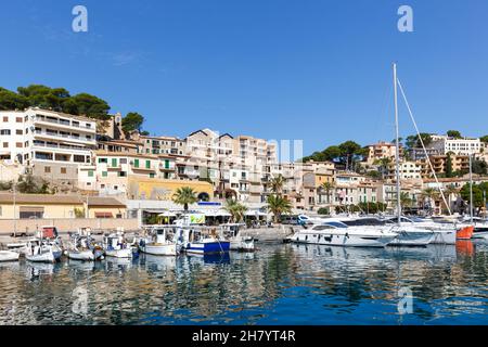 Port de Soller città sul porto turistico di Maiorca con barche viaggio vacanze città vacanza in Spagna Foto Stock