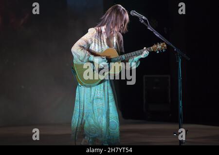 Bologna, Italia. 24 novembre 2021. Esaurito per il nuovo tour Carmen Consoli che si è fermato a Duse. Il cantante catanese ha recentemente pubblicato un album di canzoni inedite. (Foto di Carlo Vergani/Pacific Press) Credit: Pacific Press Media Production Corp./Alamy Live News Foto Stock