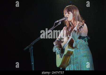 Bologna, Italia. 24 novembre 2021. Esaurito per il nuovo tour Carmen Consoli che si è fermato a Duse. Il cantante catanese ha recentemente pubblicato un album di canzoni inedite. (Foto di Carlo Vergani/Pacific Press) Credit: Pacific Press Media Production Corp./Alamy Live News Foto Stock