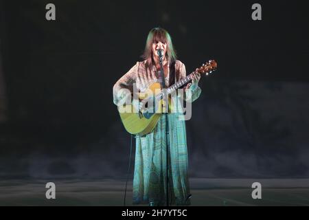 Bologna, Italia. 24 novembre 2021. Esaurito per il nuovo tour Carmen Consoli che si è fermato a Duse. Il cantante catanese ha recentemente pubblicato un album di canzoni inedite. (Foto di Carlo Vergani/Pacific Press) Credit: Pacific Press Media Production Corp./Alamy Live News Foto Stock