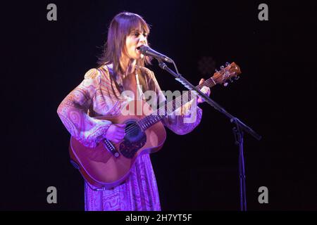 Bologna, Italia. 24 novembre 2021. Esaurito per il nuovo tour Carmen Consoli che si è fermato a Duse. Il cantante catanese ha recentemente pubblicato un album di canzoni inedite. (Foto di Carlo Vergani/Pacific Press) Credit: Pacific Press Media Production Corp./Alamy Live News Foto Stock