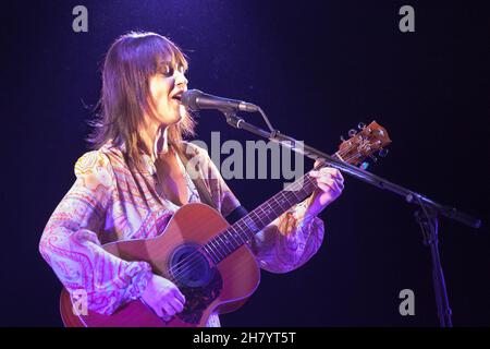 Bologna, Italia. 24 novembre 2021. Esaurito per il nuovo tour Carmen Consoli che si è fermato a Duse. Il cantante catanese ha recentemente pubblicato un album di canzoni inedite. (Foto di Carlo Vergani/Pacific Press) Credit: Pacific Press Media Production Corp./Alamy Live News Foto Stock