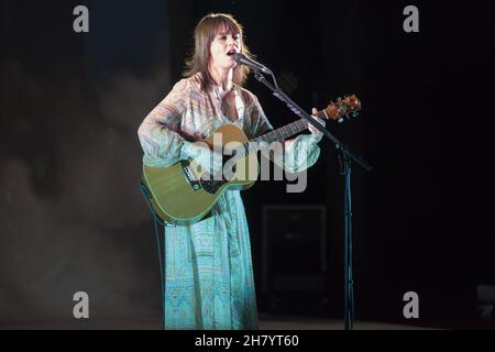 Bologna, Italia. 24 novembre 2021. Esaurito per il nuovo tour Carmen Consoli che si è fermato a Duse. Il cantante catanese ha recentemente pubblicato un album di canzoni inedite. (Foto di Carlo Vergani/Pacific Press) Credit: Pacific Press Media Production Corp./Alamy Live News Foto Stock