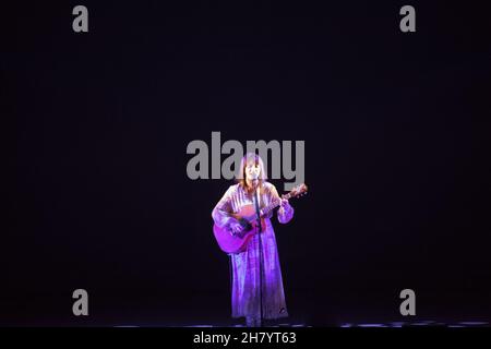 Bologna, Italia. 24 novembre 2021. Esaurito per il nuovo tour Carmen Consoli che si è fermato a Duse. Il cantante catanese ha recentemente pubblicato un album di canzoni inedite. (Foto di Carlo Vergani/Pacific Press) Credit: Pacific Press Media Production Corp./Alamy Live News Foto Stock