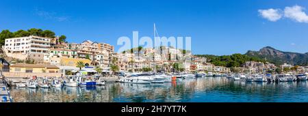 Port de Soller città sul porto turistico di Maiorca con barche viaggio vacanze vacanza panorama città in Spagna Foto Stock