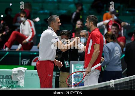 Torino, Italia. 25 Nov 2021. Tennis - Coppa Davis qualificazione di Gruppo D per quarti di finale Croazia vs Australia pala Alpitour, Torino, Italia 25 novembre 2021 Marin Cilic Croata celebra con il suo capitano Vedran Martic dopo aver vinto contro l'australiano Alex De Minaur (Foto di Tonello Abozzi/Pacific Press) Credit: Pacific Press Media Production Corp./Alamy Live News Foto Stock