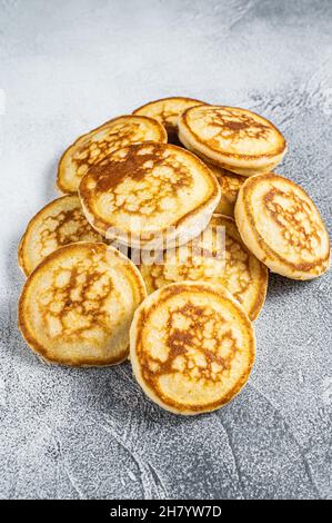 Pila di frittelle al burro su un tavolo da cucina. Sfondo bianco. Vista dall'alto Foto Stock