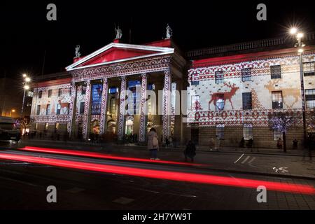 Dublino, Irlanda - 24 novembre 2021: L'ufficio postale generale su o'Connell Street, illuminato dalle luci di Natale. Foto Stock