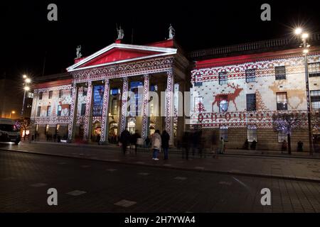 Dublino, Irlanda - 24 novembre 2021: L'ufficio postale generale su o'Connell Street, illuminato dalle luci di Natale. Foto Stock