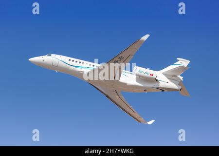 Santorini, Grecia - 4 agosto 2021: Dasnair Dassault Falcon 8X aereo all'aeroporto di Santorini (JTR) in Grecia. Foto Stock