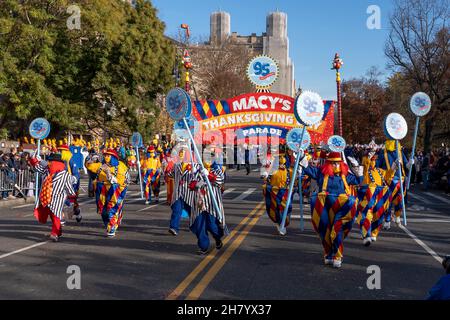 New York, Stati Uniti. 25 Nov 2021. I clown partecipano alla 95esima Parata annuale del giorno del Ringraziamento di Macy a New York City. Credit: SOPA Images Limited/Alamy Live News Foto Stock