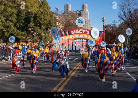 New York, Stati Uniti. 25 Nov 2021. I clown partecipano alla 95esima Parata annuale del giorno del Ringraziamento di Macy a New York City. (Foto di Ron Adar/SOPA Images/Sipa USA) Credit: Sipa USA/Alamy Live News Foto Stock