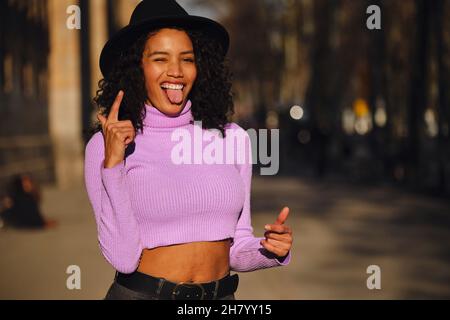 Felice giovane donna che posa all'aperto. Foto Stock