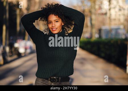 Ritratto di giovane donna in piedi all'aperto. Foto Stock