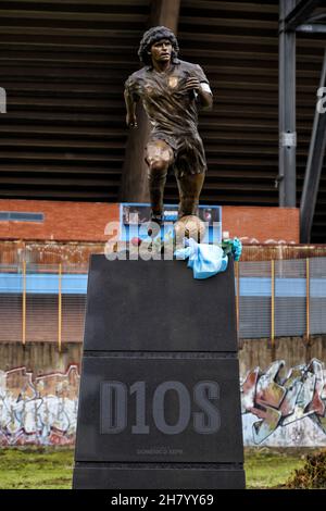 Napoli, Campania, Italia. 25 Nov 2021. La statua del campione argentino, creata dallo scultore Domenico Sepe, è stata inaugurata nella piazza di fronte alle porte d'ingresso del settore Distinti dello stadio 'Diego Armando Maradona'. (Credit Image: © Alessandro Barone/Pacific Press via ZUMA Press Wire) Foto Stock