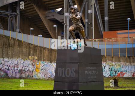 Napoli, Campania, Italia. 25 Nov 2021. La statua del campione argentino, creata dallo scultore Domenico Sepe, è stata inaugurata nella piazza di fronte alle porte d'ingresso del settore Distinti dello stadio 'Diego Armando Maradona'. (Credit Image: © Alessandro Barone/Pacific Press via ZUMA Press Wire) Foto Stock