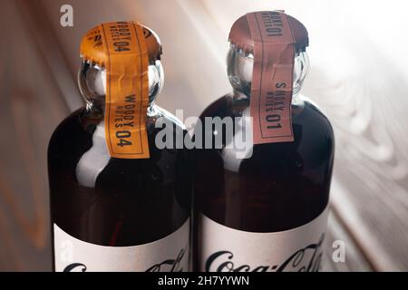 KRASNODAR, RUSSIA - 12 OTTOBRE 2020: Bottiglie di vetro di Coca-Cola Signature Mixers, primo piano Foto Stock