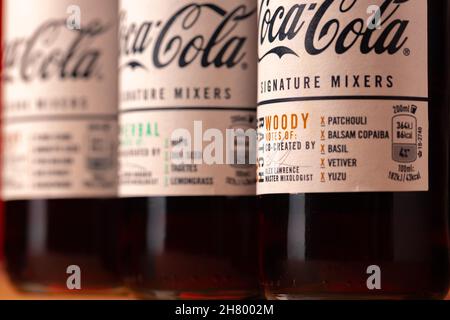 KRASNODAR, RUSSIA - 12 OTTOBRE 2020: Bottiglie di vetro di Coca-Cola Signature Mixers, primo piano Foto Stock